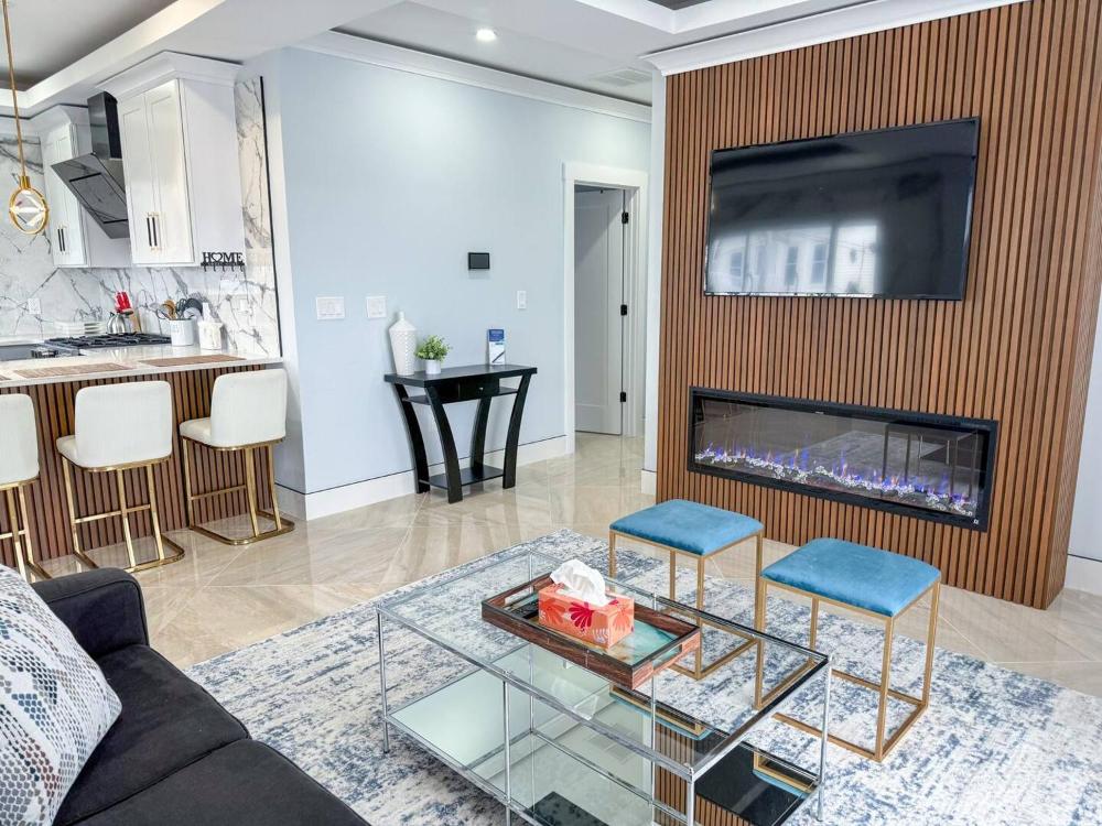 3br Gem Skyline Views, Laundry & Central Air